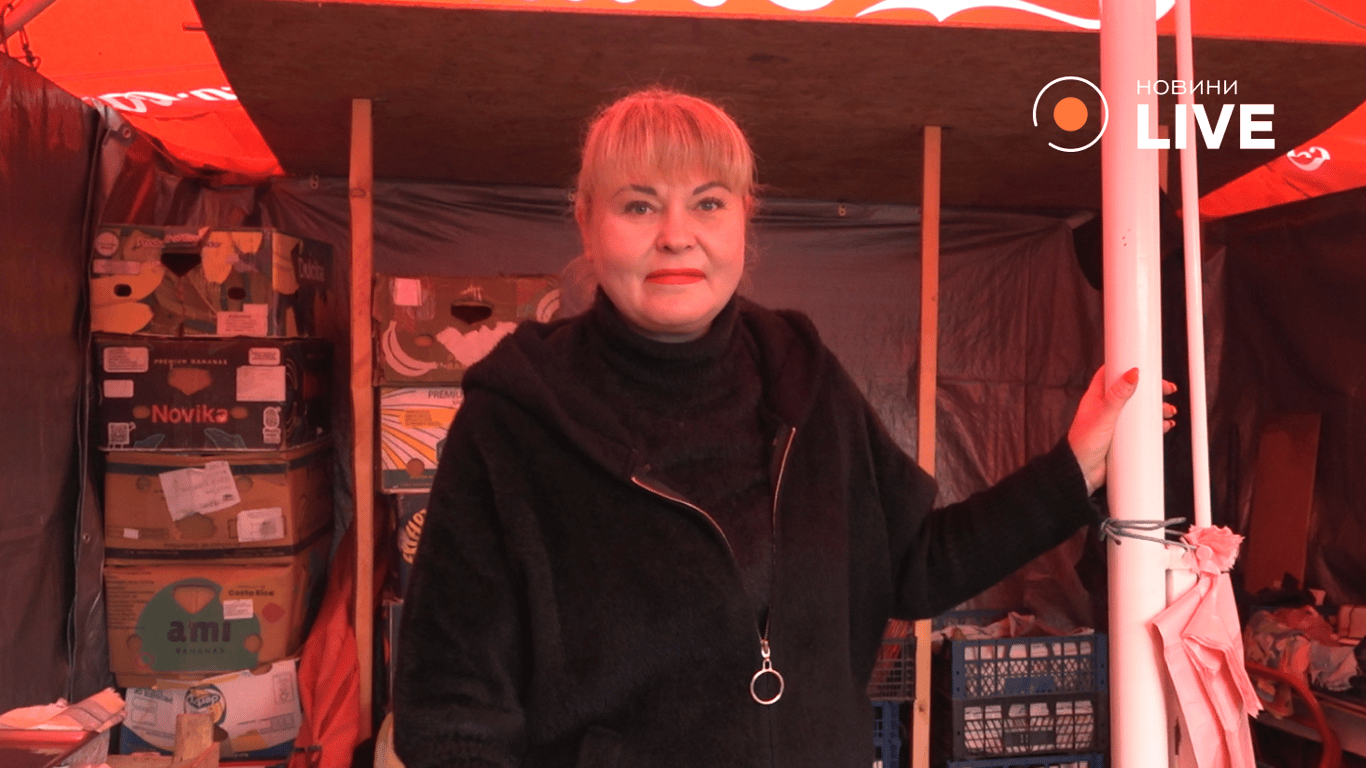 Продавчиня Оксана про ціни на фрукти. Фото: Новини.LIVE