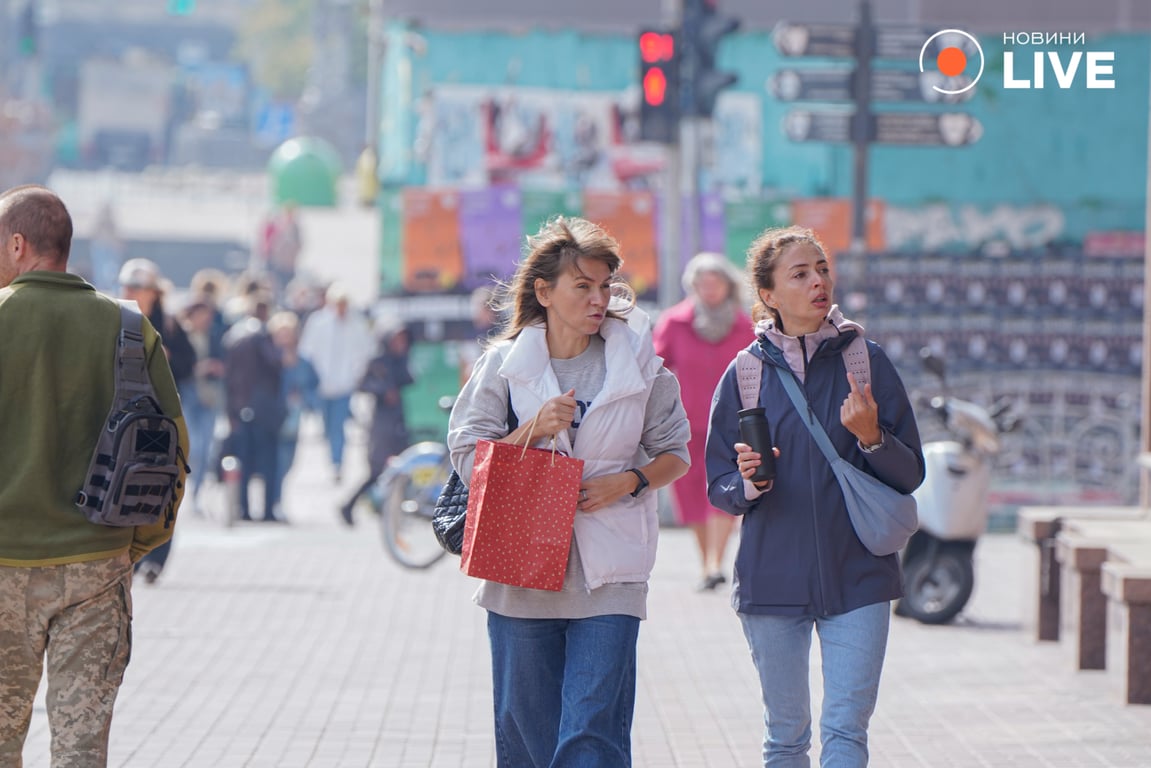 Люди в Києві біля ЦУМу