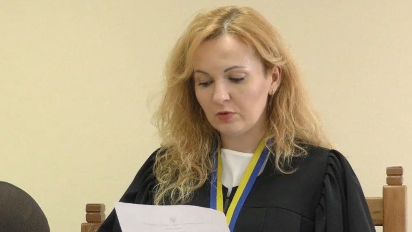 Як суд покарав жителя Львівщини, який погрожував вбивством слідчому та бив поліцейську автівку