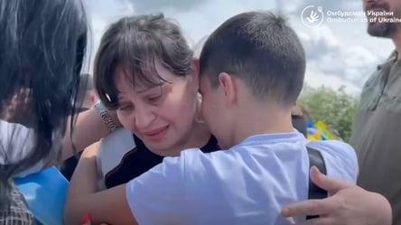 Мати-військовополонена побачила сина після двох років розлуки — зворушливе відео - 285x160