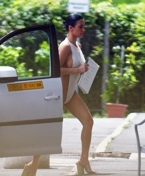 Б'янка Ченсорі оголилася у Італії