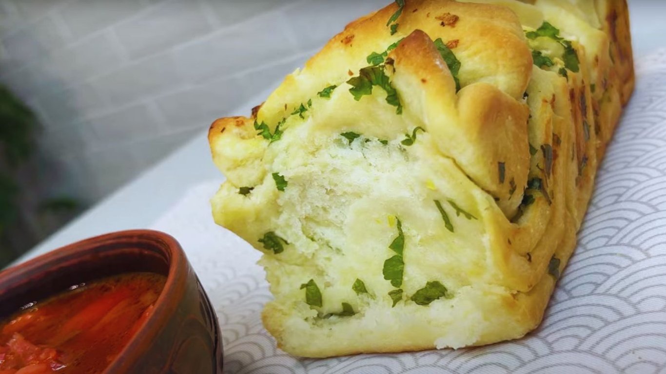 Простий рецепт часникового хліба з листкового тіста — покрокове приготування.