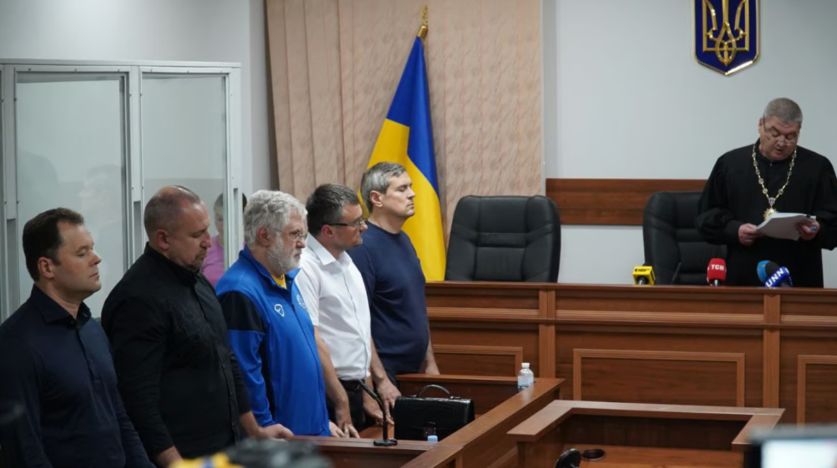 Ігор Коломойський та його захисники слухають рішення суду 2 вересня 2023 року. Фото: Новини.LIVE