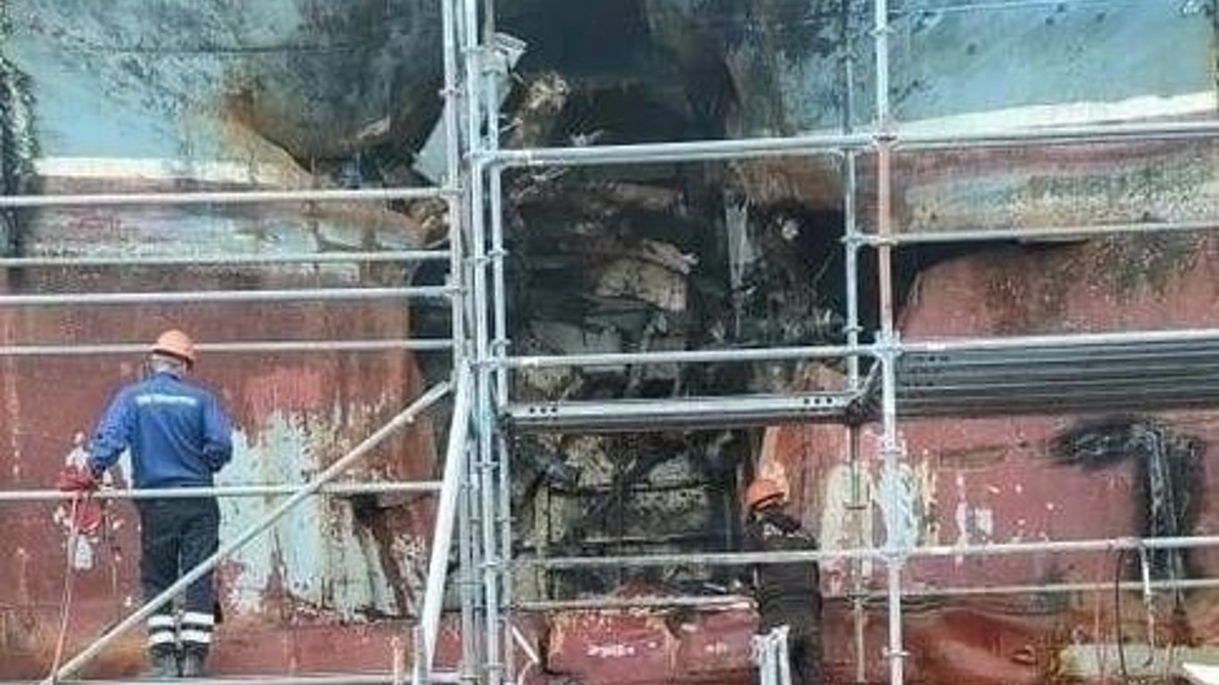 В сети появилось фото "Оленегорского горняка" после атаки надводным дроном