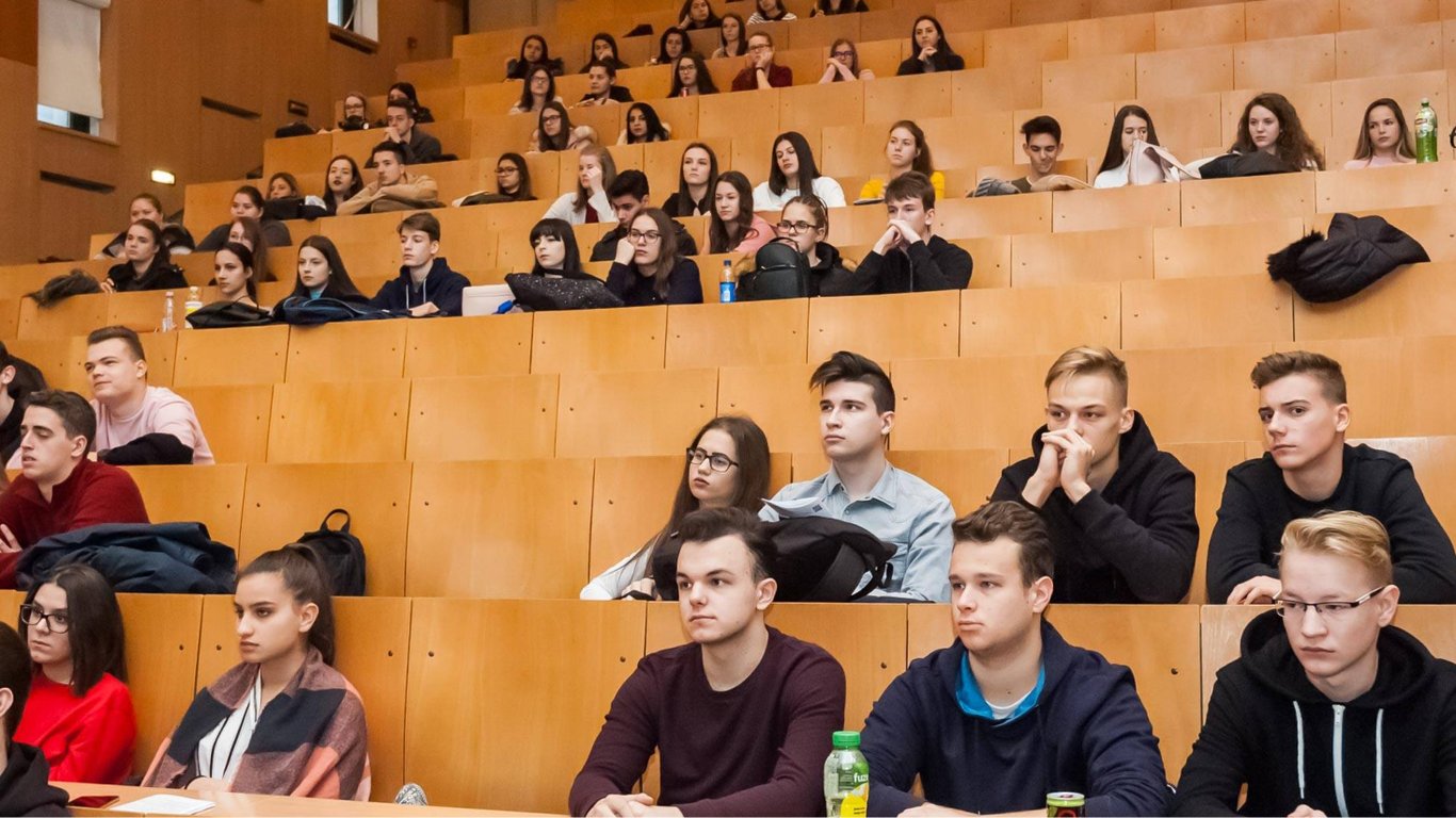 Мужчинам в Украине могут запретить поступать в колледжи и вузы: детали