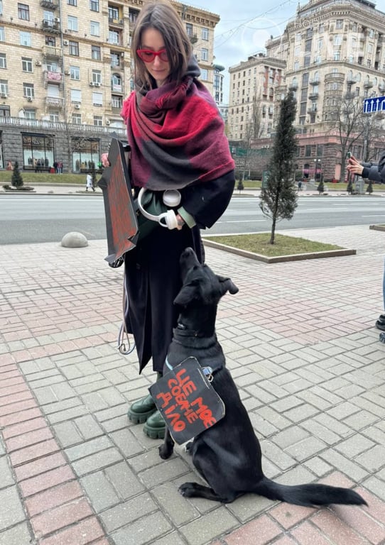 Киевлянка с собакой на акции протеста