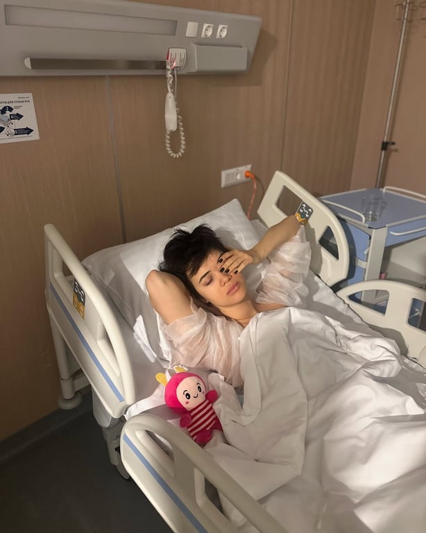 Lida Lee в лікарняній палаті