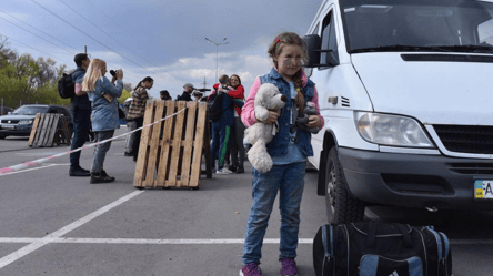 Міністр соцполітики назвав, скільки українців за кордоном - 285x160