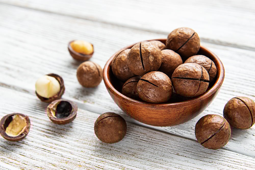 Очищенные орехи макадамии на столе