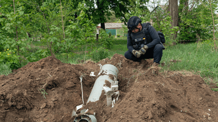 Упала среди жилых домов — саперы изъяли российскую авиабомбу в Донецкой области - 285x160