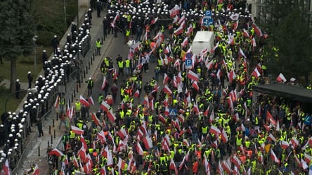 Протесты польских фермеров в Варшаве — 13 полицейских попали в больницу - 285x160