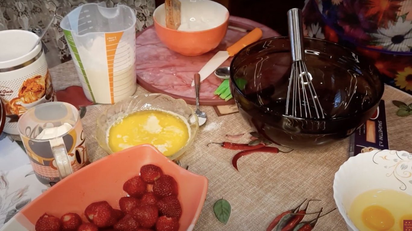 приготування пирога з полуницею