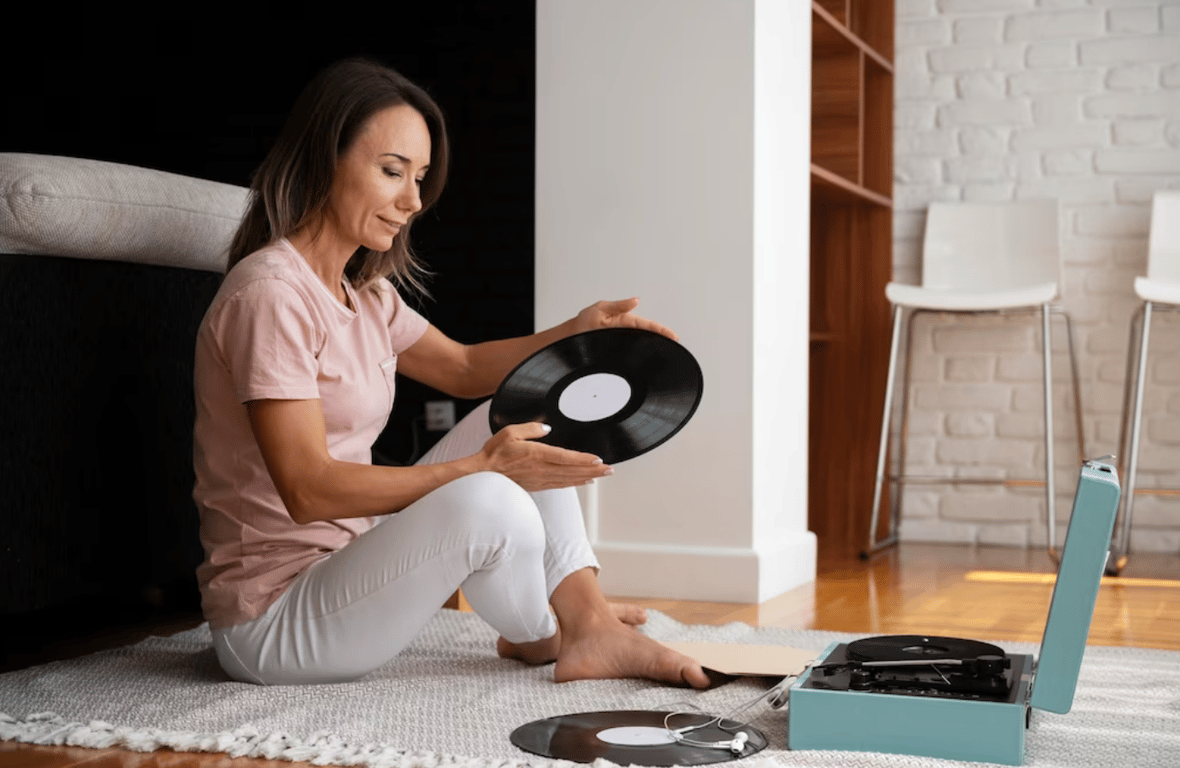 Женщина, которая собирается послушать виниловые пластинки