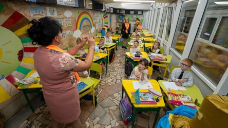 Некоторым учителям повысили зарплату на 55% — сколько минимально получат - 290x160