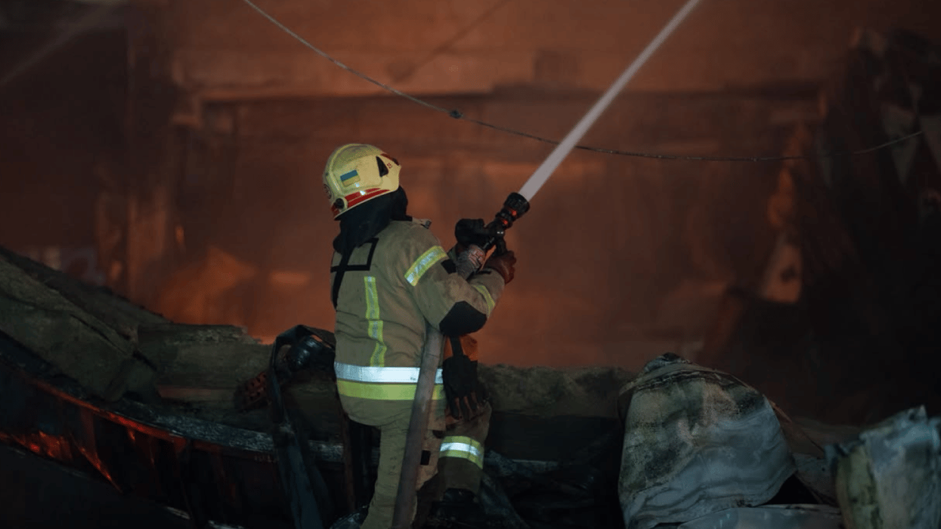 Удар по Києву: балістика накрила шість районів, є загиблий