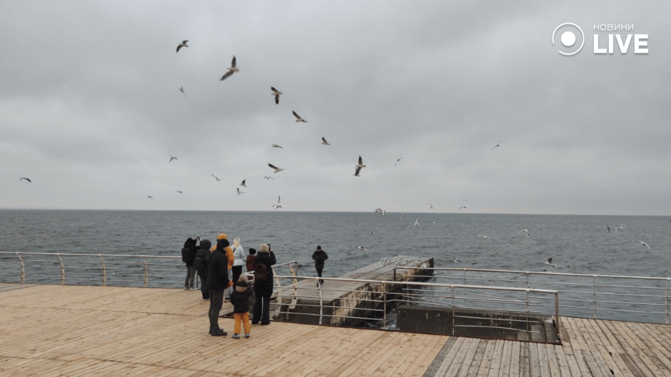 Холод не лякає — одесити вийшли сьогодні на прогулянку до Чорного моря