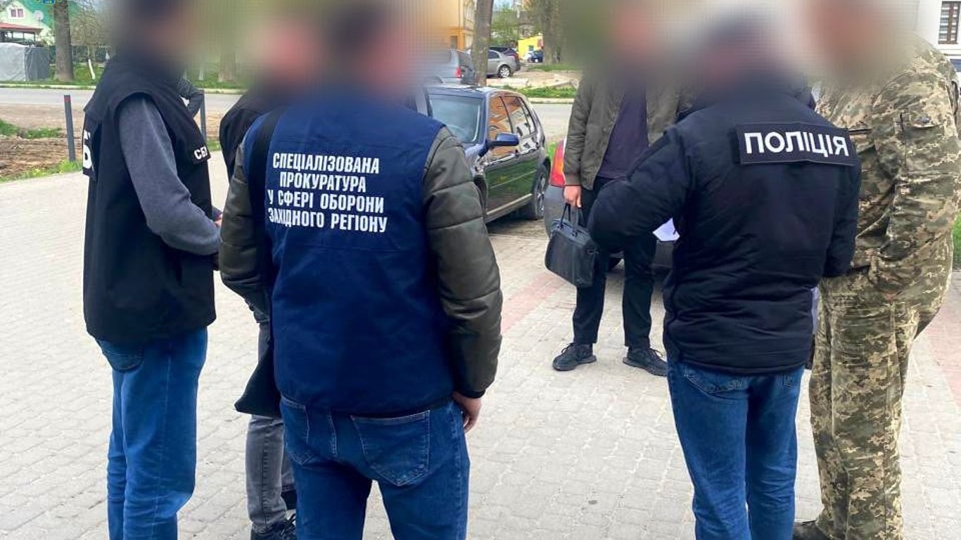 Хотів перетворити ухилянта на урядовця для втечі в ЄС — на Львівщині затримали військового