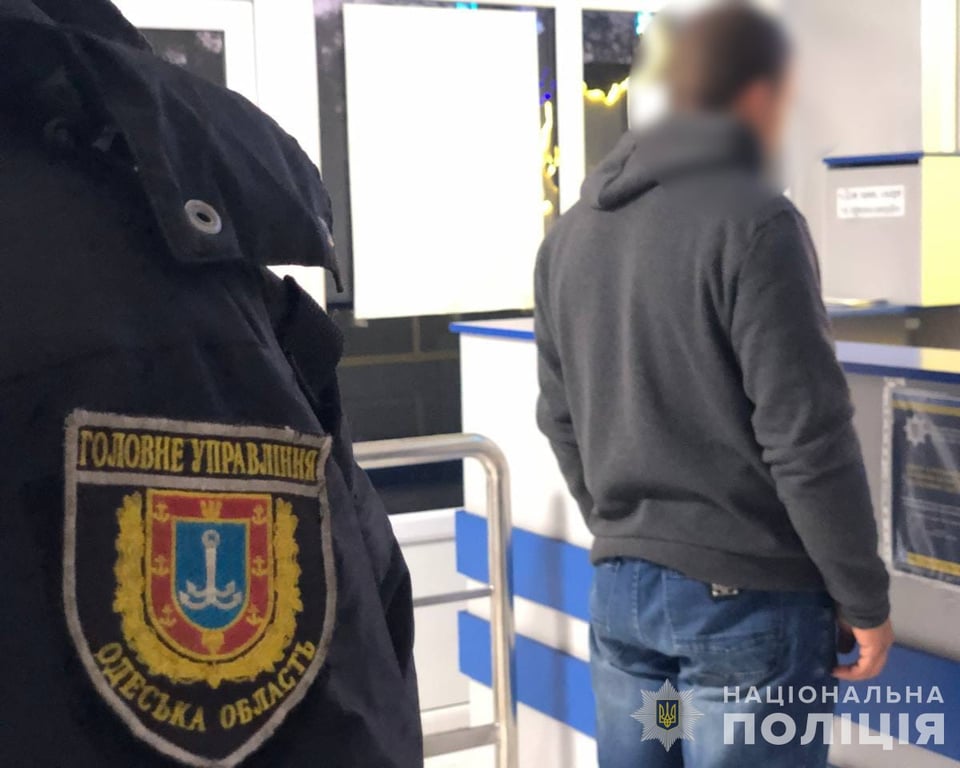 На Одещині чоловік з ножем побив жінку та відібрав автівку - фото 1