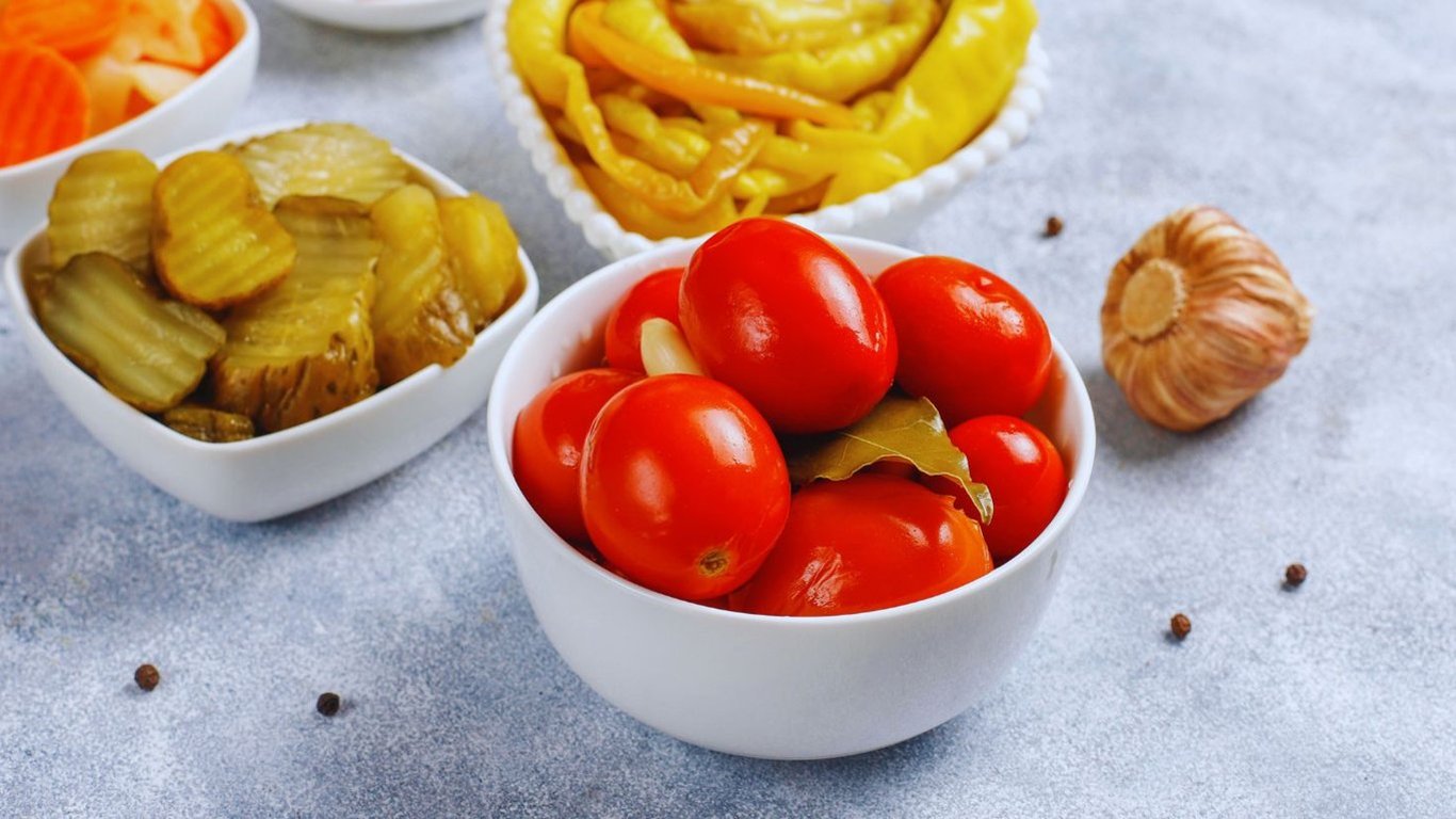Рецепт смачних квашених помідорів, як у Карпатах — відео