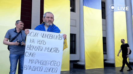 Флаги, плакаты и безразличные депутаты — акция "Деньги на ВСУ" в Одессе - 285x160