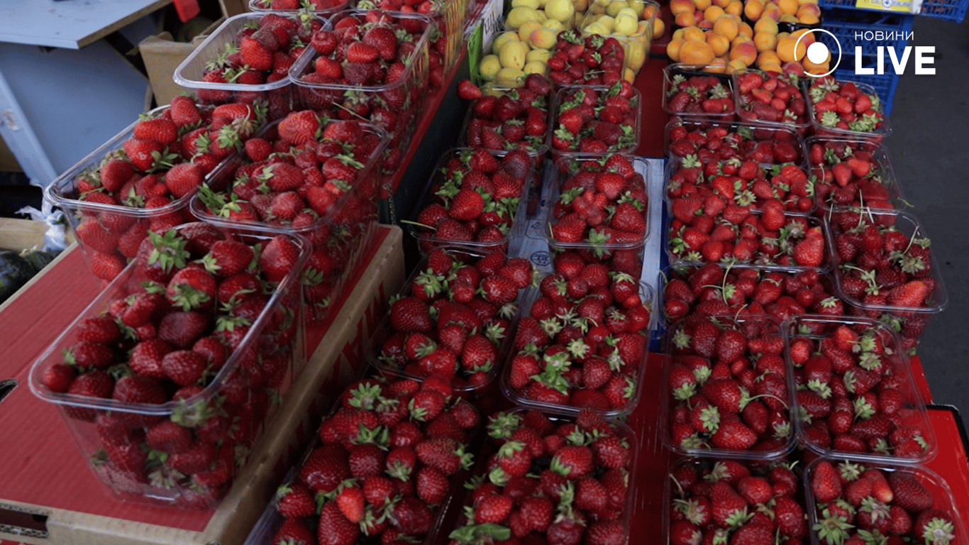 Асортимен полуниці на "Привозі"