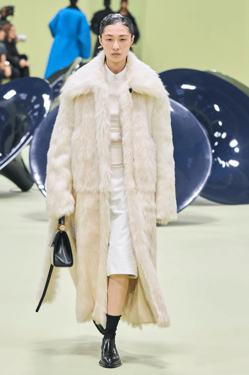 Довгі пальта - універсальна річ на роки