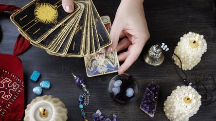 Tarot horoscope for November 18 — all zodiac signs - 285x160