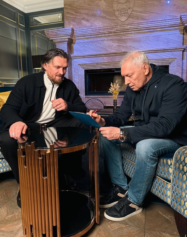 Александр Усик и Геннадий Буткевич подписывают новый контракт боксера с Полесьем 22 марта 2026 года