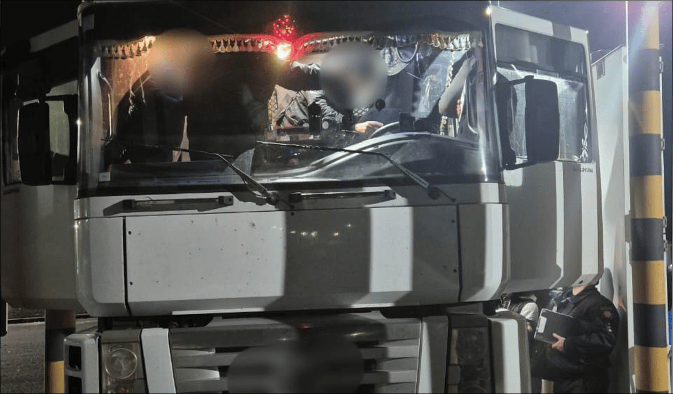 Одесские пограничники нашли тайник в фуре — кто там был - фото 1