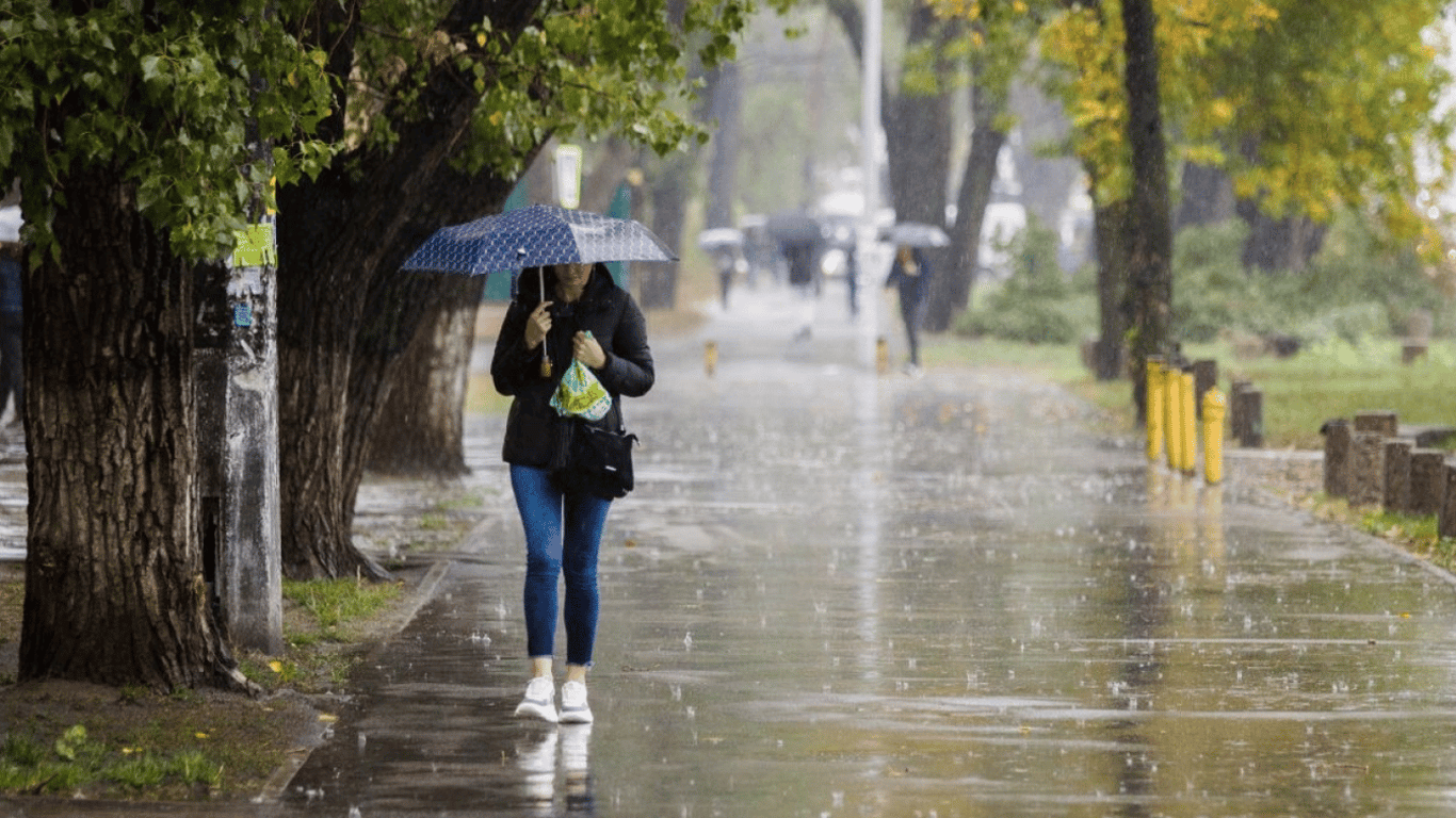 Київ накрила сильна злива з градом — під воду йдуть вулиці