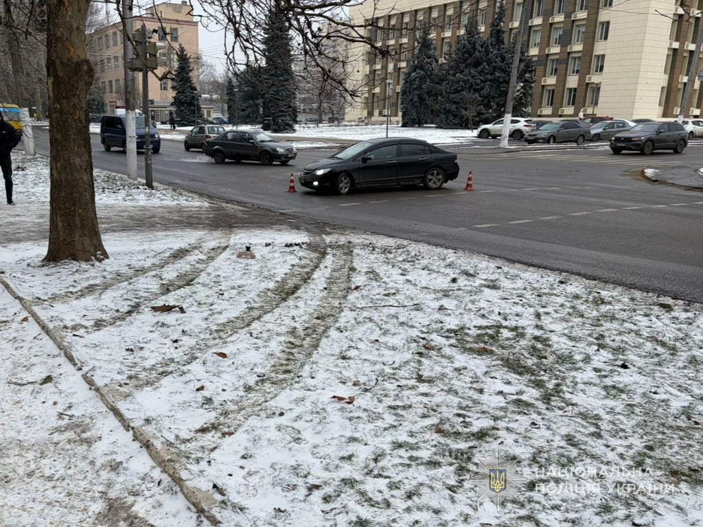 В Одесі авто вилетіло на тротуар і збило пенсіонерку — деталі ДТП - фото 1