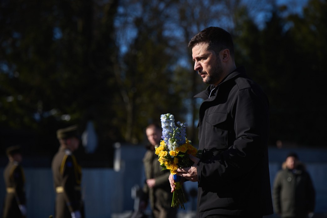 Зеленський вшанував пам'ять Героїв України, поклавши квіти на Марсовому полі у Львові