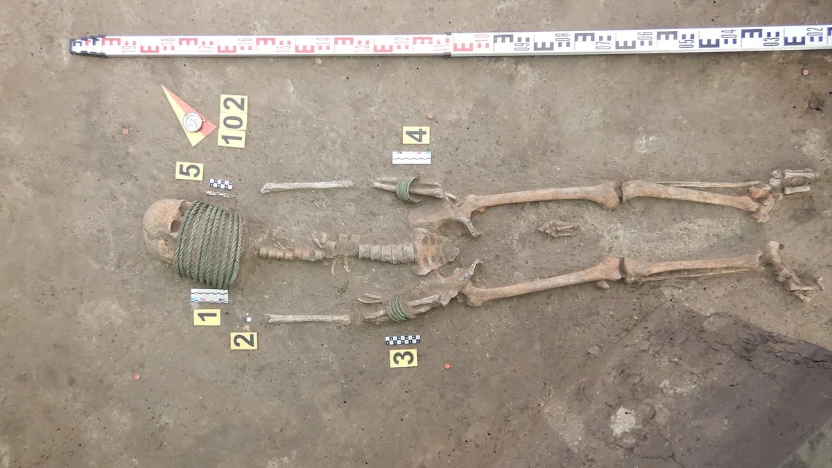 Знайдено тисячолітні скелети з відрами на ногах і кільцями на шиї