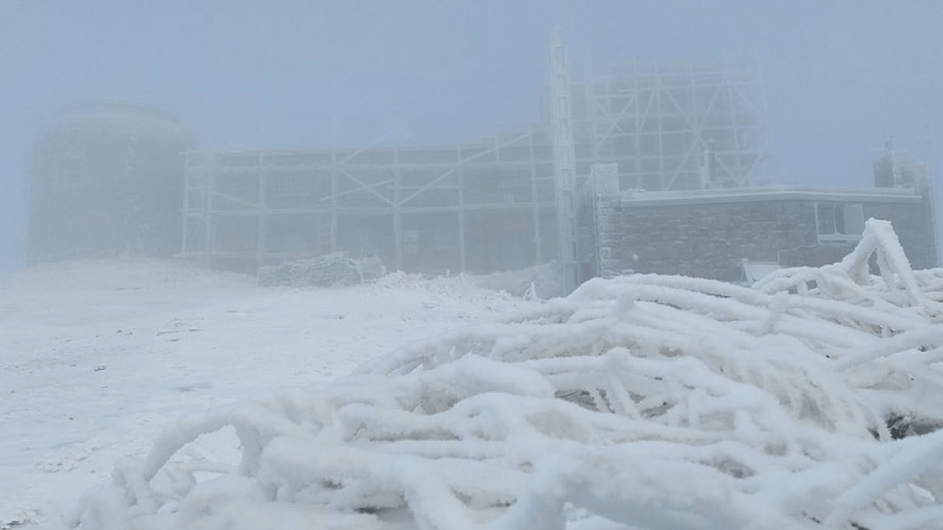 Совсем не осень: в Карпатах ударили морозы и заметает снегом
