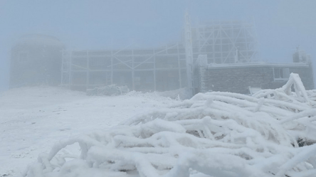 Совсем не осень: в Карпатах ударили морозы и заметает снегом - 285x160