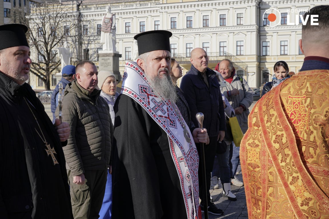 Митрополит Епіфаній освятив пакет допомоги для ЗСУ