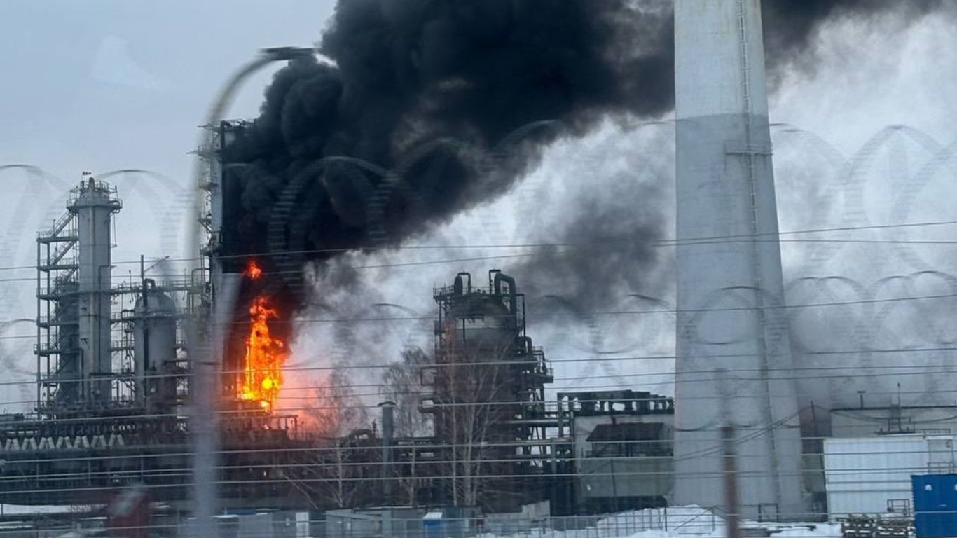 Стало відомо, хто стоїть за атакою дронів на три нафтові заводи у Самарській області РФ