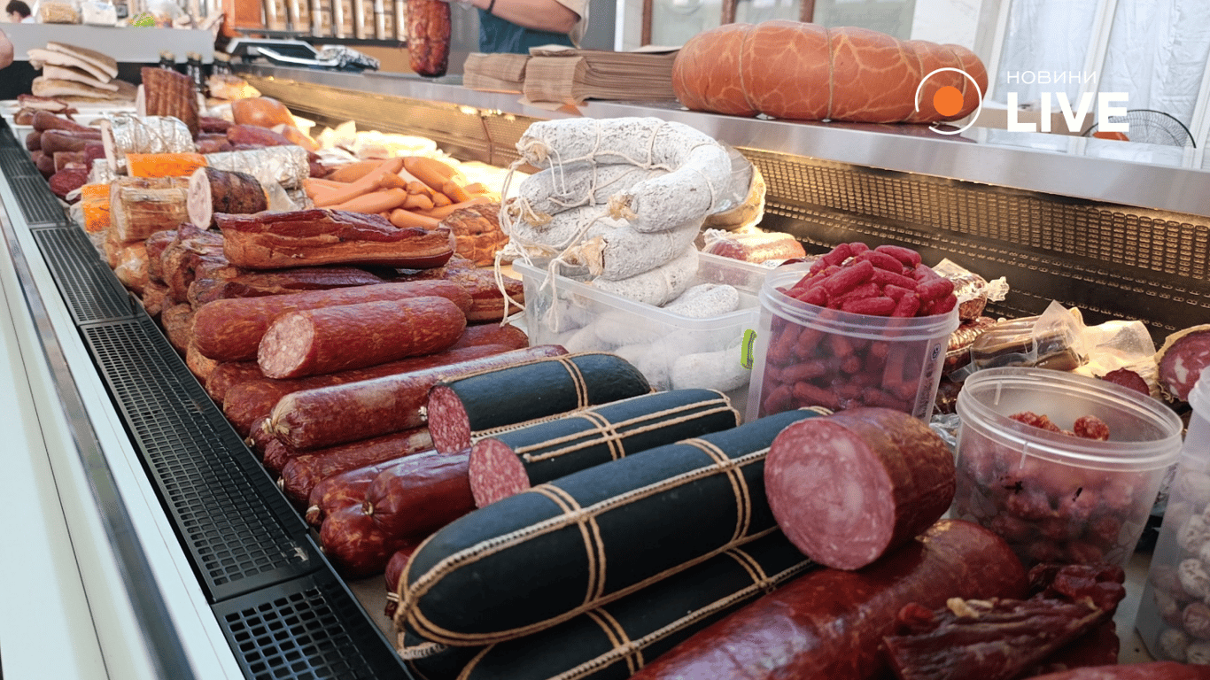 Копчена м'ясна продукція на Новому ринку. Фото: Новини.LIVE