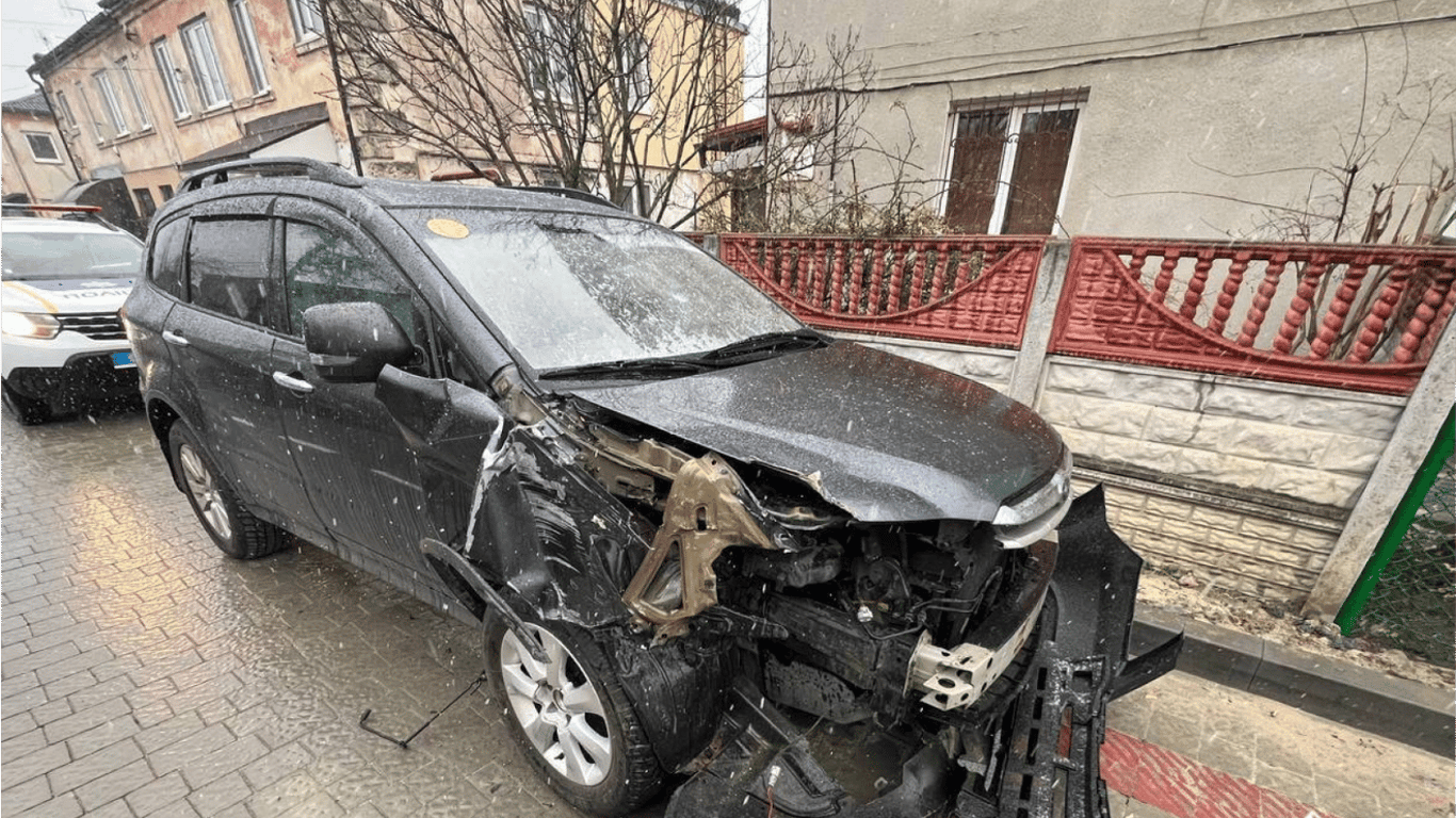 Во Львове водитель наехал на ограждение и скрылся с места ДТП