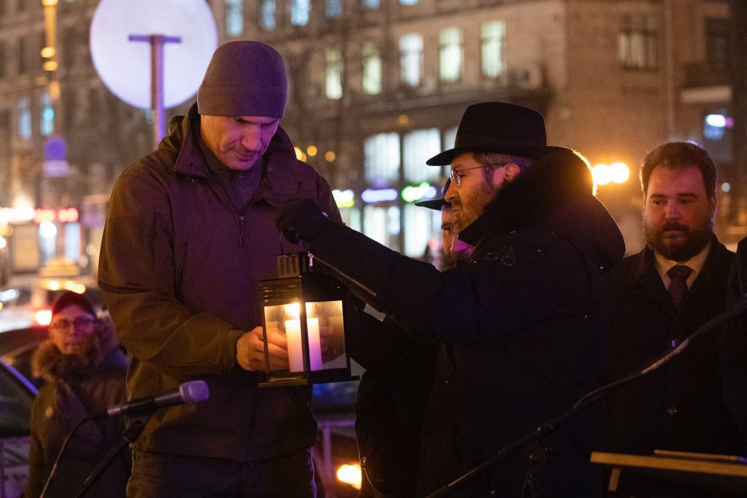 Виталий Кличко зажигает свечу