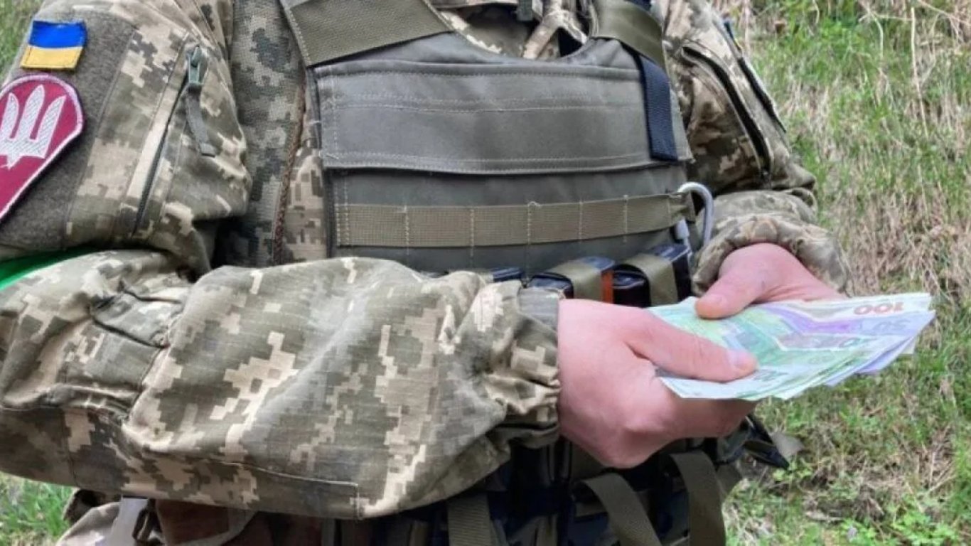 Зарплати українських військових — чи зміняться виплати  захисникам у квітні