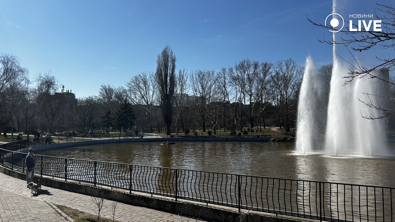 В одеському Парку Перемоги сьогодні забив фонтан — фото - фото 3