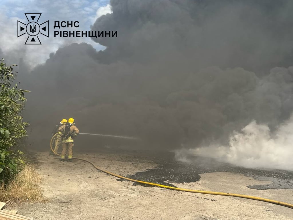 На Рівненщині спалахнула пожежа на території підприємства - фото 3