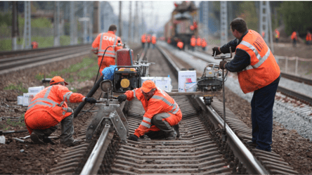 FSB agents brutally beat railway workers in Crimea - 285x160