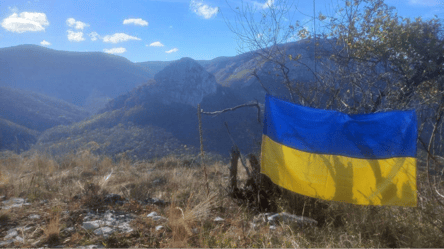 На горе Бойко в Крыму появился украинский флаг - 285x160