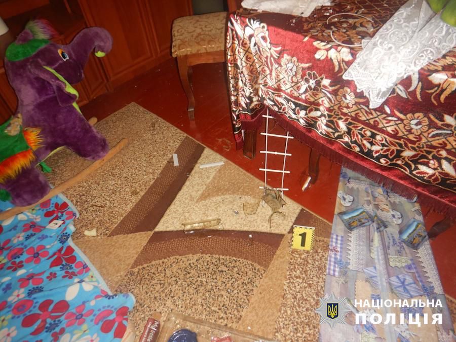 Розбита пляшка вдома у потерпілого. Фото: ГУНП в Одеській обалсті