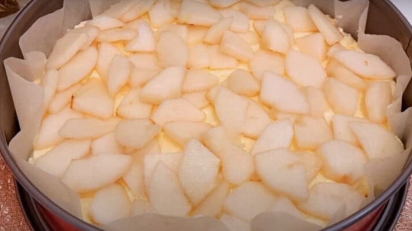 пиріг Ностальгія з доступних продуктів з кремом та яблуками