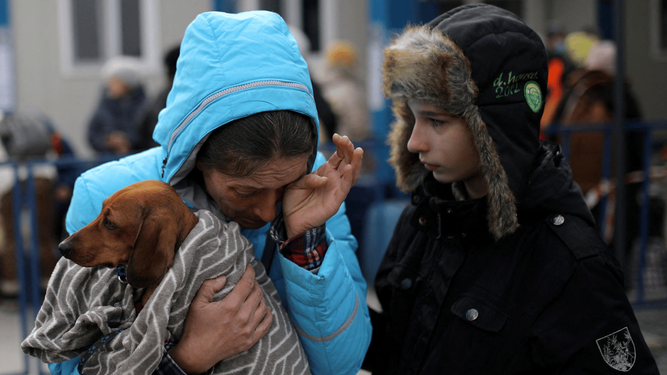 Украинским беженцам сокращают выплаты — на сколько и где именно