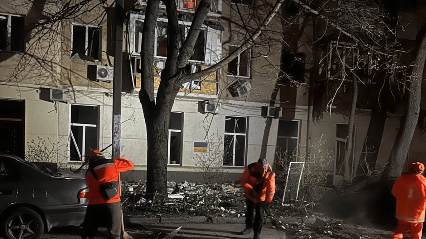 Обстріл Одеси 28 березня - пошкоджено пологовий будинок та висотку