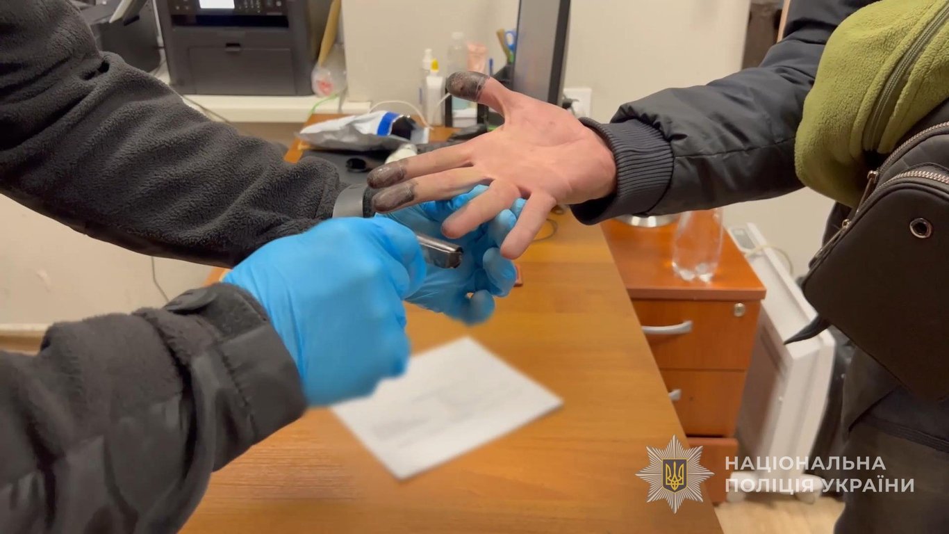 Показав шлях та вкрав телефон — одесит ошукав старенького - фото 1